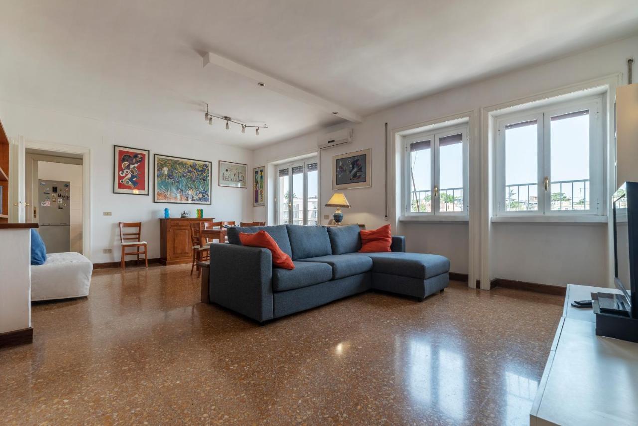 Roomy And Bright Apartment With Terrace Roma Exterior foto